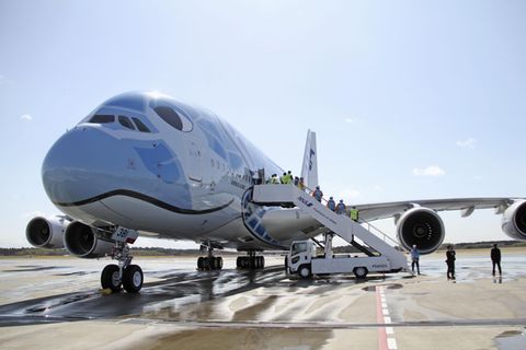 Ein Flieger von Nippon Airways am Flughafen von Tokio