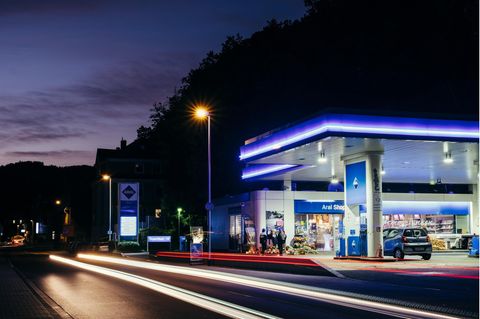 Alexander W. freute sich auf das Ende seiner Schicht in der Tankstelle, er wollte noch feiern gehen