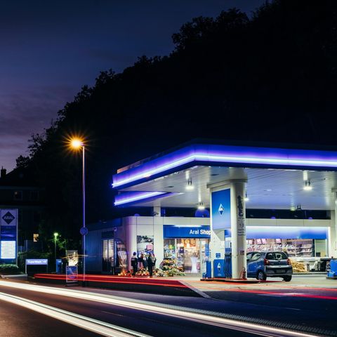 Alexander W. freute sich auf das Ende seiner Schicht in der Tankstelle, er wollte noch feiern gehen