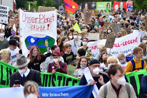 "Der Planet stirbt" steht auf einem Transparent bei einer Demonstration von "Fridays for Future" zum Klimastreik