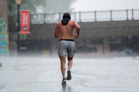 Ein Läufer bei strömendem Regen 