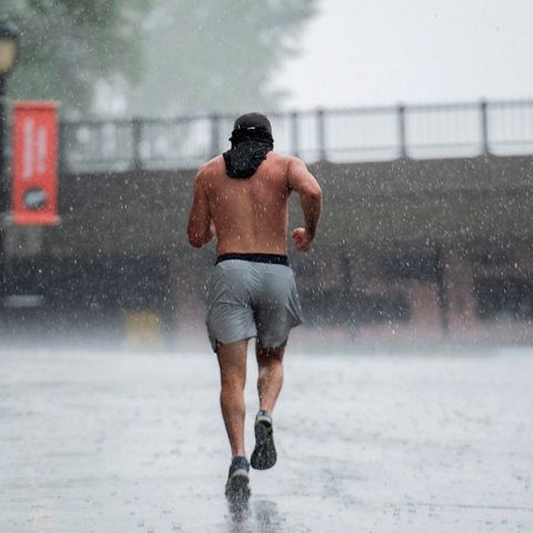 Ein Läufer bei strömendem Regen 