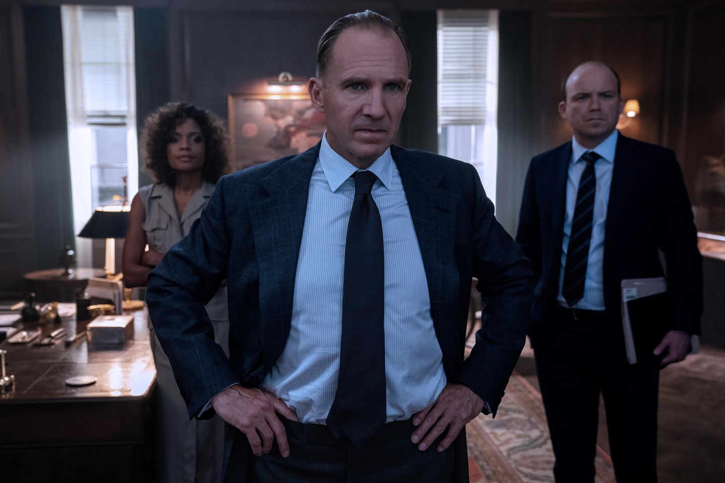 Doch das Gastspiel für die CIA ist nur von kurzer Dauer. Kurz darauf kehrt James Bond wieder zurück in den Schoß des MI6 - dort wird er schon von M (Ralph Fiennes), Moneypenny (Naomie Harris) und Tanner (Rory Kinnear) erwartet.