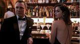 Und so lässt sich James Bond breitschlagen, ein weiteres Mal die Welt zu retten. Allerdings arbeitet er zunächst für die Amerikaner: Seine erste Reise führt ihn nach Kuba, wo er zusammen mit der CIA-Mitarbeiterin Paloma (Ana de Armas) eine Versammlung von Mitgliedern der Organisation Spectre besuchen soll.