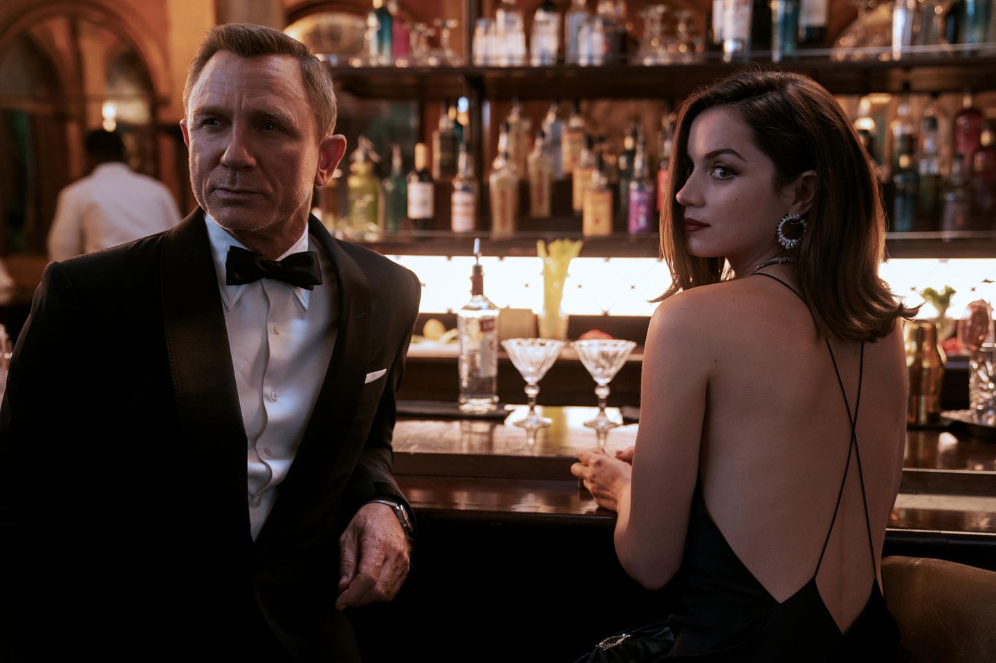 Und so lässt sich James Bond breitschlagen, ein weiteres Mal die Welt zu retten. Allerdings arbeitet er zunächst für die Amerikaner: Seine erste Reise führt ihn nach Kuba, wo er zusammen mit der CIA-Mitarbeiterin Paloma (Ana de Armas) eine Versammlung von Mitgliedern der Organisation Spectre besuchen soll.