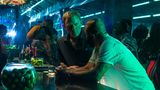 Denn sein langjähriger Freund Felix Leiter (Jeffrey Wright) vom CIA spürt ihn auf und bittet ihn um Hilfe: Die Organisation Spectre hat gefährliche Bio-Erreger entwendet, die eine Gefahr für die Menschheit sein könnten.