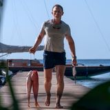 Nachdem seine Beziehung mit der Psychologin Madeleine Swann gescheitert ist, hat sich James Bond (Daniel Craig) von der Welt zurückgezogen. Niemand weiß, wo er sich aufhält, nicht einmal der britische Geheimdienst MI6. Zu Beginn von "Keine Zeit zu sterben" sehen wir den früheren Agenten beim Fischen auf Jamaika. Doch er bleibt nicht lange ungestört.