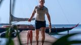 Nachdem seine Beziehung mit der Psychologin Madeleine Swann gescheitert ist, hat sich James Bond (Daniel Craig) von der Welt zurückgezogen. Niemand weiß, wo er sich aufhält, nicht einmal der britische Geheimdienst MI6. Zu Beginn von "Keine Zeit zu sterben" sehen wir den früheren Agenten beim Fischen auf Jamaika. Doch er bleibt nicht lange ungestört.