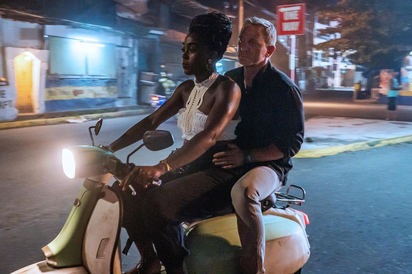 Doch nicht nur die CIA ist an Bonds Diensten interessiert: Auch der MI6 hat eine Mitarbeiterin auf die Karibik-Insel geschickt. Nomi (Lashana Lynch) bringt den früheren Geheimagenten auf ihrem Roller nach Hause.