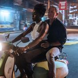 Doch nicht nur die CIA ist an Bonds Diensten interessiert: Auch der MI6 hat eine Mitarbeiterin auf die Karibik-Insel geschickt. Nomi (Lashana Lynch) bringt den früheren Geheimagenten auf ihrem Roller nach Hause.