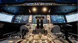 Blick auf das Cockpit eines Flugsimulators am Standort der Lufthansa-Flugschule in Schwaig. Der Elektro-Flugtaxi-Hersteller Lilium lässt die Piloten seiner geplanten Senkrechtstarter von der Lufthansa-Flugschule ausbilden.