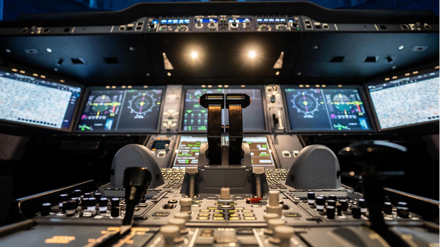 Blick auf das Cockpit eines Flugsimulators am Standort der Lufthansa-Flugschule in Schwaig. Der Elektro-Flugtaxi-Hersteller Lilium lässt die Piloten seiner geplanten Senkrechtstarter von der Lufthansa-Flugschule ausbilden.