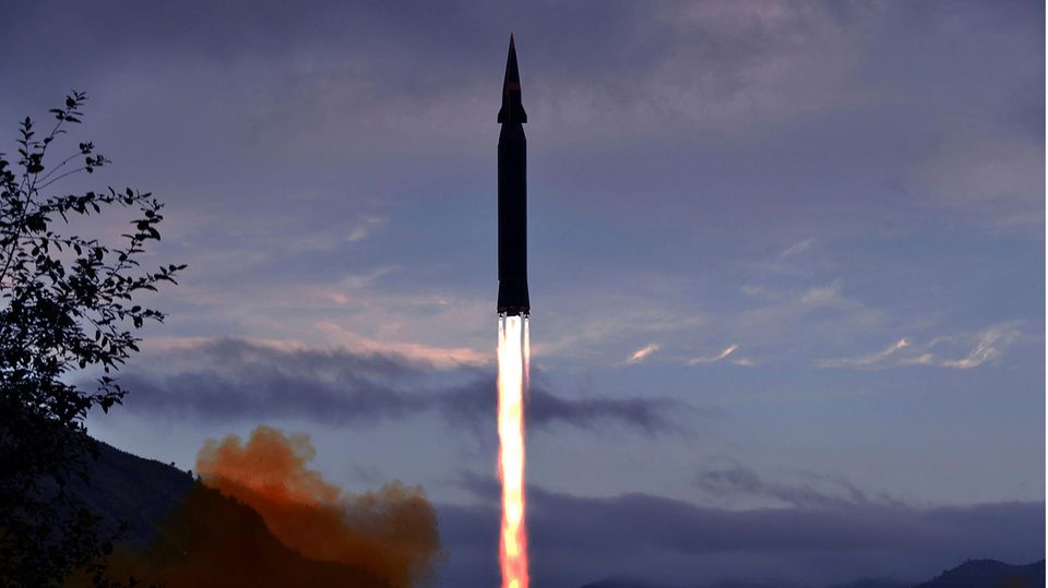 Dieses Foto zeigt eine nach nordkoreanischen Angaben neue Hyperschallrakete