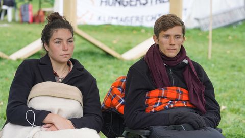 Klimaaktivisten Henning Jeschke und Lea Bonasera im Hungerstreik