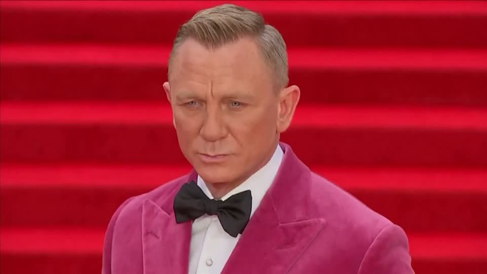 Video: Stars und Royals bei Bond-Premiere