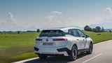 Der BMW iX xDrive50 hat 385 kW / 523 PS