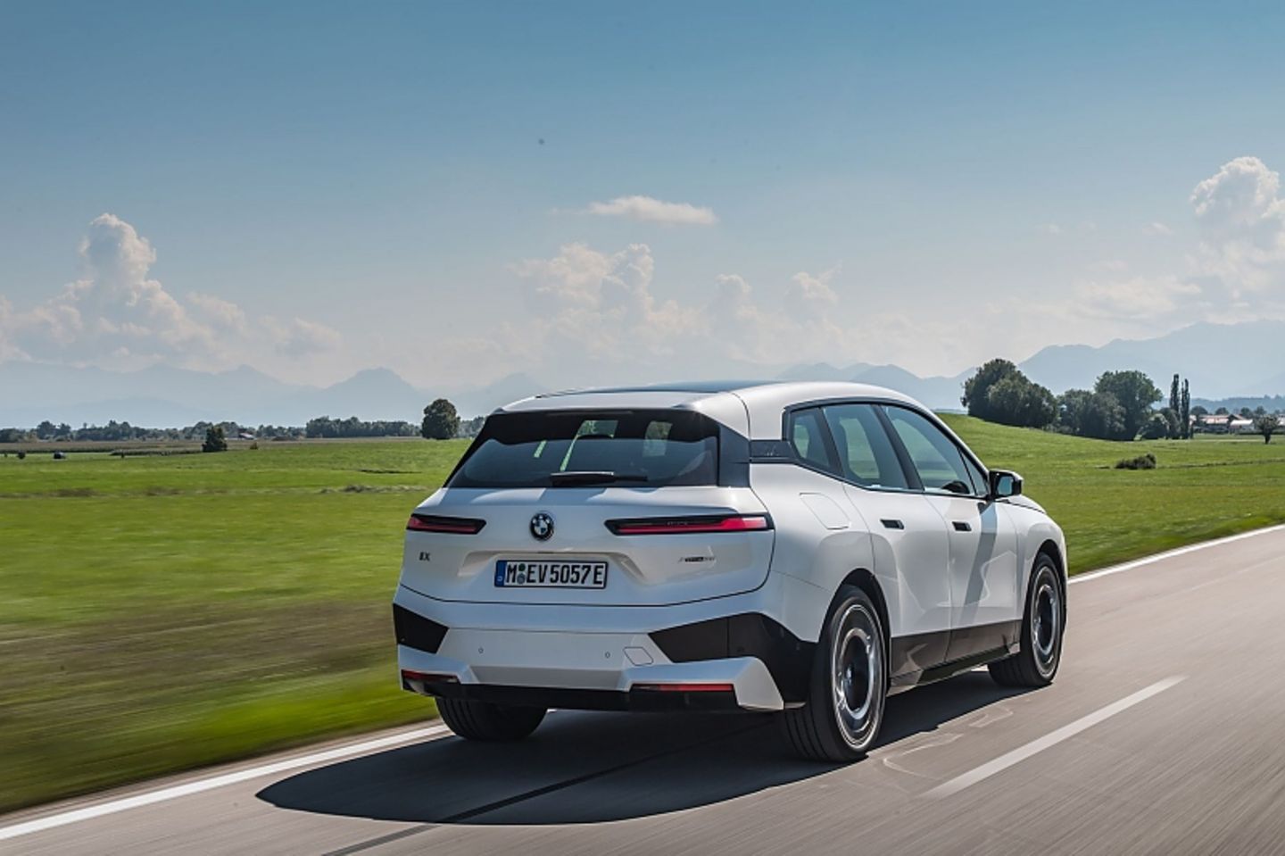Der BMW iX xDrive50 hat 385 kW / 523 PS