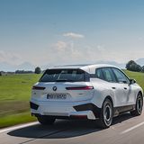 Der BMW iX xDrive50 hat 385 kW / 523 PS