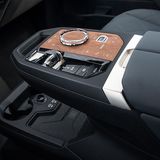 Feine Oberflächen im oberen Teil der Mittelkonsole