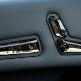 Lieber gut kopiert als schlecht selbstgemacht - die Sitzverstellung befindet sich beim BMW iX in der Türe