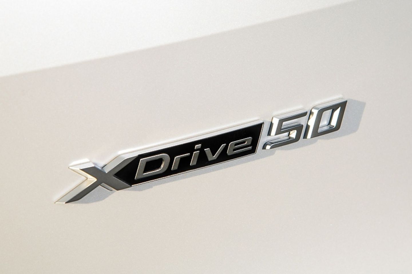 Der BMW iX xDrive50 kostet mindestens 98.000 Euro