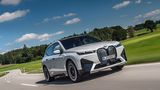 Der BMW iX xDrive50 erreicht nach 4,6 Sekunden aus dem Stand 100 km/h