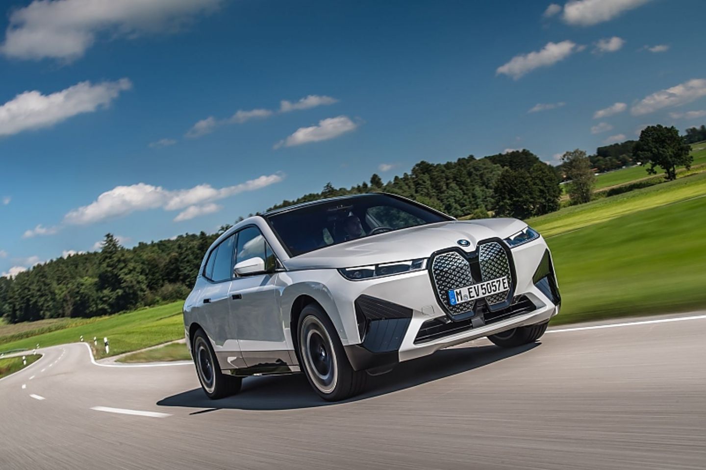 Der BMW iX xDrive50 erreicht nach 4,6 Sekunden aus dem Stand 100 km/h