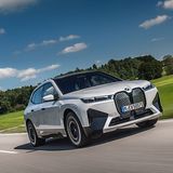 Der BMW iX xDrive50 erreicht nach 4,6 Sekunden aus dem Stand 100 km/h