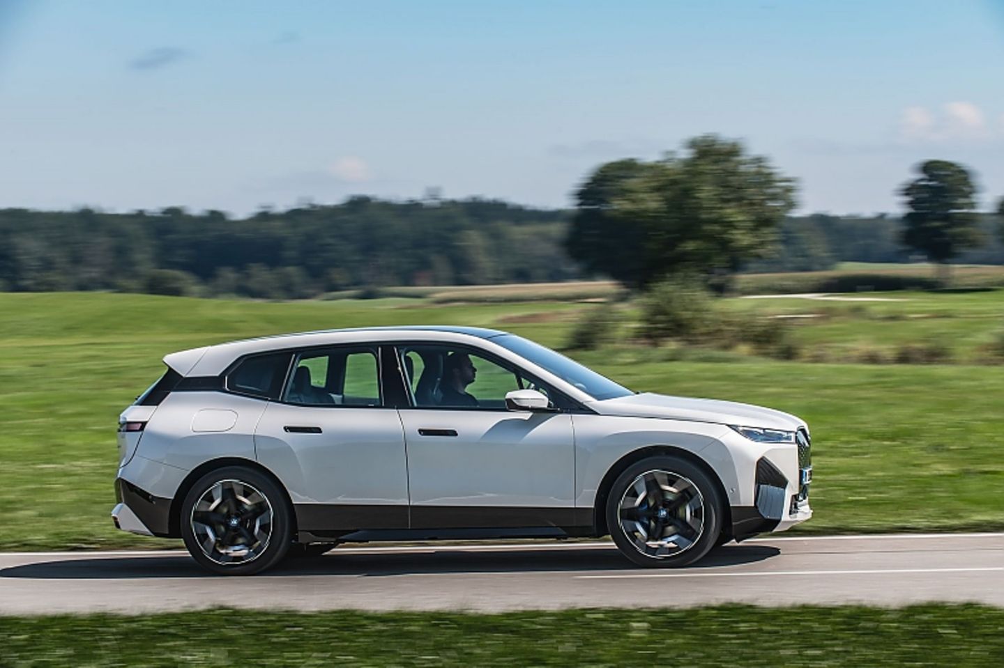 Der BMW iX xDrive50 ist 4,95 Meter lang