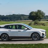 Der BMW iX xDrive50 ist 4,95 Meter lang