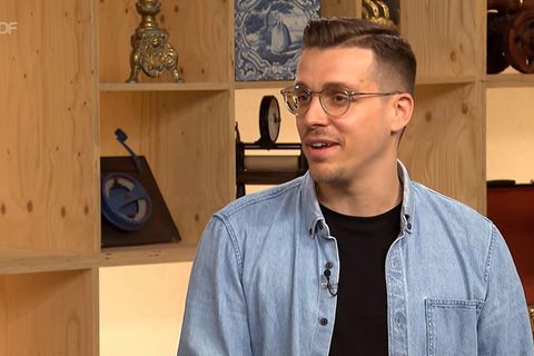 Tim Hagemann steht im Studio von Bares für Rares in Pulheim