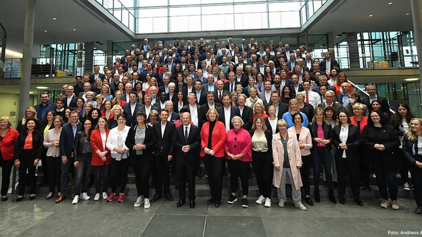 SPD parliamentary group presents itself on Twitter.  A member ensures reactions