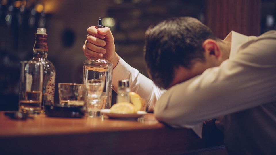Betrunkener Mann in einer Bar