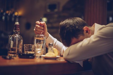 Betrunkener Mann in einer Bar