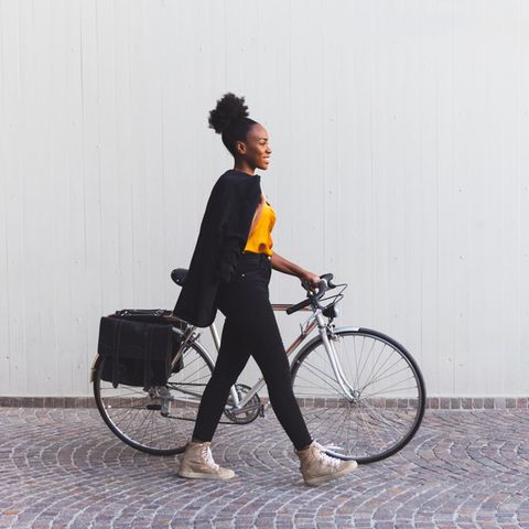 Frau fährt mit dem Fahrrad zur Arbeit
