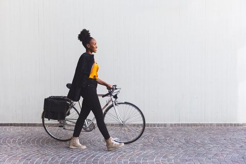 Frau fährt mit dem Fahrrad zur Arbeit