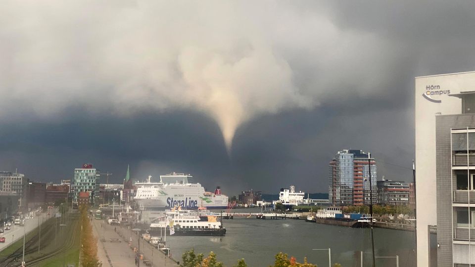 Ein Tornado hat nach Angaben der Polizei am frühen Mittwochabend in Kiel mehrere Menschen durch die Luft gewirbelt und ins Wasser gespült