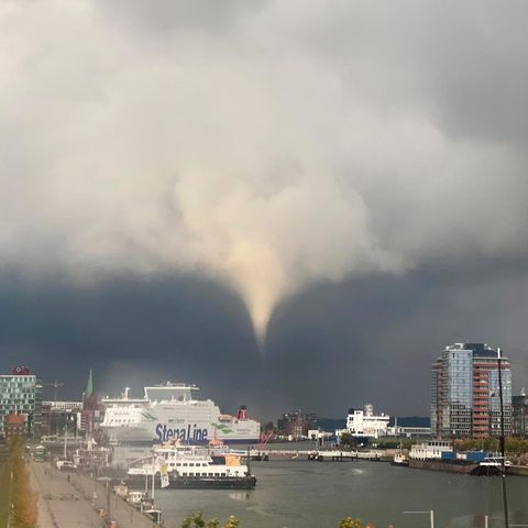 Ein Tornado hat nach Angaben der Polizei am frühen Mittwochabend in Kiel mehrere Menschen durch die Luft gewirbelt und ins Wasser gespült