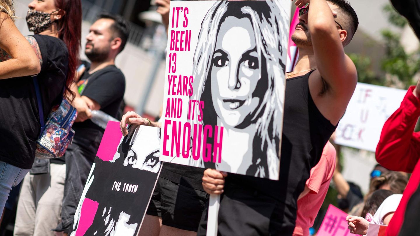 “Free Britney”: Court removes Spear’s father as guardian