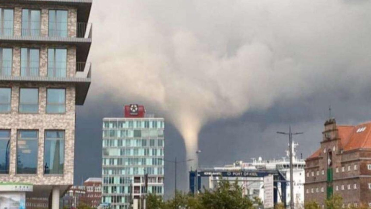 Das Videostandbild zeigt einen Tornado am frühen Mittwochabend über Kiel.