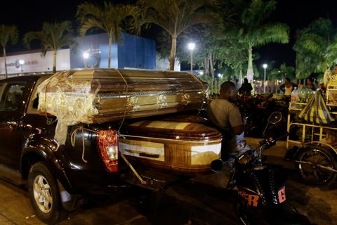 Särge für die Leichen von Insassen stehen auf einem Pick-Up vor dem Leichenschauhaus in Guayaquil, Ecuador