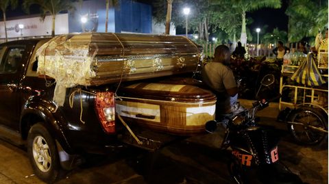 Särge für die Leichen von Insassen stehen auf einem Pick-Up vor dem Leichenschauhaus in Guayaquil, Ecuador