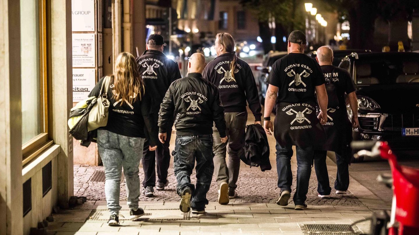 "Wodans Erben", eine rechtextremistische Bürgerwehrgruppe auf Patrouille in München
