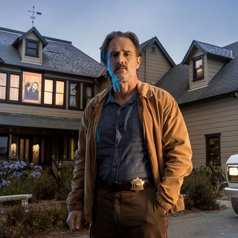 Sherrif Dewey "Dwight" Riley steht vor dem Scream-Haus