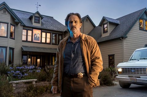 Sherrif Dewey "Dwight" Riley steht vor dem Scream-Haus