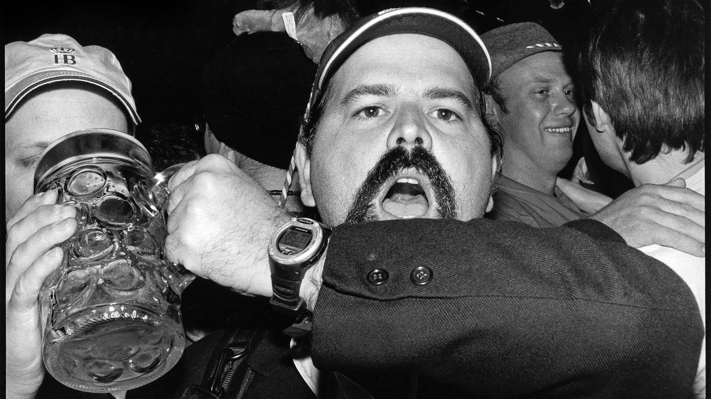Exzess, Rausch und Dirndl – Fotograf Volker Derlath dokumentiert in seinem Bildband 35 Jahre Oktoberfest Mann mit Bierkrug