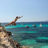 Spanien und Portugal  In den beiden bei Deutschen beliebten Urlaubsländern Spanien und Portugal ist die Corona-Pandemie derzeit entspannt. Die Sieben-Tage-Inzidenz in Spanien liegt bei 27,5 und damit niedriger als in Deutschland. 77,7 Prozent der Bevölkerung sind vollständig gegen Corona geimpft. In Portugal lag die 14-Tage-Inzidenz bei 111, das Gesundheitssystem stand nicht mehr unter besonderem Druck und der Anteil der vollständig Geimpften ist mit 84 Prozent höher als in den meisten anderen Ländern.  Angesichts dieser positiven Entwicklung sind in beiden Ländern die meisten Beschränkungen inzwischen weggefallen. Maskenpflicht besteht aber weiterhin in der Öffentlichkeit in Innenräumen sowie im Nahverkehr. Im Freien nur dann, wenn der Mindestabstand - in Spanien 1,5 Meter, in Portugal zwei Meter - zu nicht im selben Haushalt lebenden Personen nicht eingehalten werden kann.  Hier und da kann es noch Einschränkungen bei der Auslastung der Innenräume von Gaststätten geben. Vor allem in Spanien bestehen noch Unterschiede zwischen einzelnen Regionen. So darf in Discos auf der beliebten Urlauberinsel Mallorca ab dem 8. Oktober wieder getanzt werden, in der Touristenmetropole Barcelona aber ist das nur bei Tanzflächen der Clubs im Freien erlaubt.  Bei der Einreise müssen für beide Länder aber noch elektronische Reiseanmeldungen ausgefüllt werden. Und alle Personen ab 12 Jahren müssen einen Impf- oder Genesenennachweis vorlegen. Wer das nicht hat, ist verpflichtet, einen negativen PCR- oder Antigen-Test vorzuweisen.