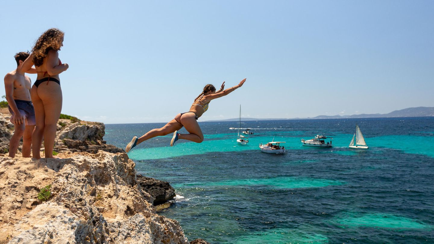 Reiseziele : Spanien und Portugal In den beiden bei Deutschen beliebten Urlaubsländern Spanien und Portugal ist die Corona-Pandemie derzeit entspannt. Die Sieben-Tage-Inzidenz in Spanien liegt bei 27,5 und damit niedriger als in Deutschland. 77,7 Prozent der Bevölkerung sind vollständig gegen Corona geimpft. In Portugal lag die 14-Tage-Inzidenz bei 111, das Gesundheitssystem stand nicht mehr unter besonderem Druck und der Anteil der vollständig Geimpften ist mit 84 Prozent höher als in den meisten anderen Ländern. Angesichts dieser positiven Entwicklung sind in beiden Ländern die meisten Beschränkungen inzwischen weggefallen. Maskenpflicht besteht aber weiterhin in der Öffentlichkeit in Innenräumen sowie im Nahverkehr. Im Freien nur dann, wenn der Mindestabstand - in Spanien 1,5 Meter, in Portugal zwei Meter - zu nicht im selben Haushalt lebenden Personen nicht eingehalten werden kann. Hier und da kann es noch Einschränkungen bei der Auslastung der Innenräume von Gaststätten geben. Vor allem in Spanien bestehen noch Unterschiede zwischen einzelnen Regionen. So darf in Discos auf der beliebten Urlauberinsel Mallorca ab dem 8. Oktober wieder getanzt werden, in der Touristenmetropole Barcelona aber ist das nur bei Tanzflächen der Clubs im Freien erlaubt. Bei der Einreise müssen für beide Länder aber noch elektronische Reiseanmeldungen ausgefüllt werden. Und alle Personen ab 12 Jahren müssen einen Impf- oder Genesenennachweis vorlegen. Wer das nicht hat, ist verpflichtet, einen negativen PCR- oder Antigen-Test vorzuweisen. Spanien und Portugal In den beiden bei Deutschen beliebten Urlaubsländern Spanien und Portugal ist die Corona-Pandemie derzeit entspannt. Die Sieben-Tage-Inzidenz in Spanien liegt bei 27,5 und damit niedriger als in Deutschland. 77,7 Prozent der Bevölkerung sind vollständig gegen Corona geimpft. In Portugal lag die 14-Tage-Inzidenz bei 111, das Gesundheitssystem stand nicht mehr unter besonderem Druck und der Anteil der vollständig Geimpften ist mit 84 Prozent höher als in den meisten anderen Ländern. Angesichts dieser positiven Entwicklung sind in beiden Ländern die meisten Beschränkungen inzwischen weggefallen. Maskenpflicht besteht aber weiterhin in der Öffentlichkeit in Innenräumen sowie im Nahverkehr. Im Freien nur dann, wenn der Mindestabstand - in Spanien 1,5 Meter, in Portugal zwei Meter - zu nicht im selben Haushalt lebenden Personen nicht eingehalten werden kann. Hier und da kann es noch Einschränkungen bei der Auslastung der Innenräume von Gaststätten geben. Vor allem in Spanien bestehen noch Unterschiede zwischen einzelnen Regionen. So darf in Discos auf der beliebten Urlauberinsel Mallorca ab dem 8. Oktober wieder getanzt werden, in der Touristenmetropole Barcelona aber ist das nur bei Tanzflächen der Clubs im Freien erlaubt. Bei der Einreise müssen für beide Länder aber noch elektronische Reiseanmeldungen ausgefüllt werden. Und alle Personen ab 12 Jahren müssen einen Impf- oder Genesenennachweis vorlegen. Wer das nicht hat, ist verpflichtet, einen negativen PCR- oder Antigen-Test vorzuweisen.
