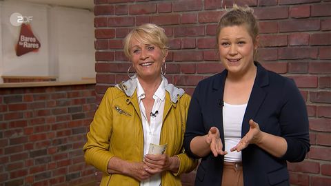 Ulla Lensing und ihre Tochter Lena Keen  stehen im Studio von Bares für Rares in Pulheim