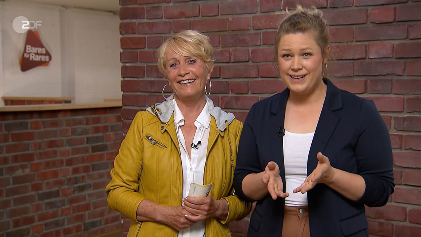 Ulla Lensing und ihre Tochter Lena Keen  stehen im Studio von Bares für Rares in Pulheim